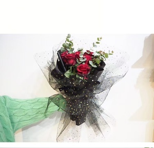 נייר עטיפה צבעוני מודפס לסידורי פרחים ומתנות, בסגנון קוריאני, עם שוליים גליים ומעוטרים, עמיד למים. - Product Image 3