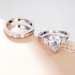 แหวนหมั้นเพชรทรงลูกแพร์สีขาวทองคำขาวสำหรับผู้หญิง ประดับเพชรทรงบาแกตต์ด้านข้าง สี D ธรรมชาติ พร้อมถุงใส่แหวน - Product Image 2