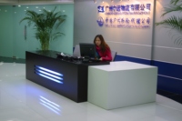 Bureau de réception moderne de luxe KALN en MDF avec éclairage LED, couleur et logo personnalisables pour usage professionnel