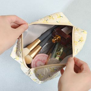 Pochette de maquillage florale mignonne et tendance pour filles, sac de rangement pour articles de toilette en seersucker magnifique pour femmes, petite trousse à cosmétiques adorable - Product Image 2