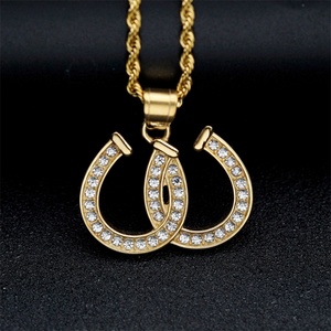 Collier populaire en acier inoxydable plaqué or avec pendentif fer à cheval et breloque en cristal taille princesse, chaîne à maillons - Cadeau pour occasions festives - Product Image 2