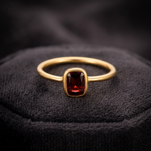 Anillo de boda clásico de oro macizo de 10K con diseño personalizado hecho a mano, engaste de bisel, granate y diamante de laboratorio VVS1 para mujer, estilo minimalista. - Product Image 1