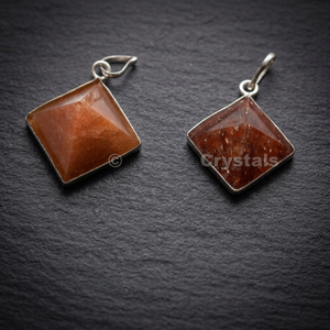 Colgante Piramidal de Ágata Amarilla con Tres Piedras - Estilo Clásico |   Colgante Unisex con Piedras Preciosas a Bajo Precio - Product Image 2