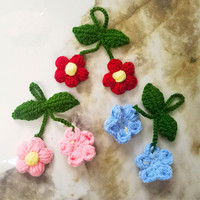Breloque au crochet Fleur en fleur épanouie faite à la main, porte-clés, décoration de sac, ornement suspendu DIY, cadeau pour elle