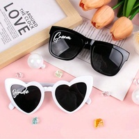 Lunettes de soleil autocollantes UV400 pour mariés, noires et blanches, en forme de cœur, personnalisées pour fête de mariage, lunettes de plage durables