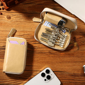 Funda de cuero genuino <span class=keywords><strong>para</strong></span> llaves de coche, protector de llave inteligente, soporte <span class=keywords><strong>para</strong></span> entrada sin llave con gancho metálico y bolsa con cremallera - Beige - Product Image 5