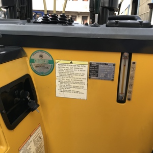 Montacargas Eléctrico Usado Komatsu de 1.8 Toneladas con Mástil de Dos Etapas, Neumáticos Sólidos, Dimensiones de Horquillas de 1070 mm / Motor Komatsu - Product Image 4