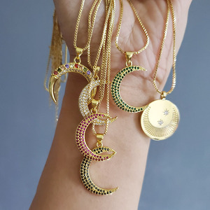 Collana NZ1179 con Ciondolo Luna Placcato Oro, Pendente a Mezzaluna con Micro Pavé di Zirconi per Donne - Product Image 1