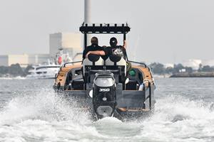 เรือตกปลาแบบมีคอนโซลกลาง ขนาด 24 ฟุต ตัวเรือทำจากอลูมิเนียม พร้อมเครื่องยนต์ - Product Image 4