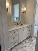 Meuble-lavabo flottant classique et minimaliste personnalisé avec vasque intégrée et miroir LED intelligent en bois massif