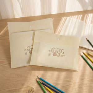 Vente d'usine : Sacs d'emballage pour vêtements en PP non tissé écologique avec bouton, sacs enveloppe pratiques - Product Image 1
