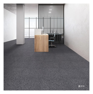 Dalles de moquette carrées abstraites modernes en nylon à rayures colorées 50x50cm avec support en PVC antidérapant, mur à mur pour hôtel commercial, bureau - Product Image 1