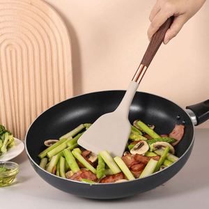Ensemble d'ustensiles de cuisine en bois grainé, 12 pièces, antiadhésifs, antidérapants, avec manches plaqués or anti-brûlure - Product Image 4