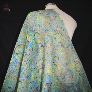 Tissu en crêpe de <span class=keywords><strong>soie</strong></span> pure tissé imprimé floral argenté, léger, 100 % <span class=keywords><strong>soie</strong></span> et lurex brillant, pour robe, vendu <span class=keywords><strong>au</strong></span> <span class=keywords><strong>mètre</strong></span> - Product Image 2