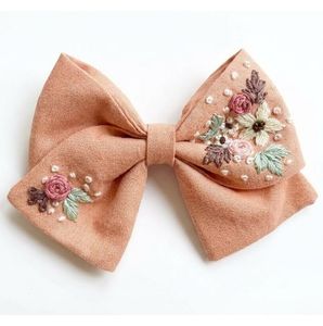 Accessoires pour cheveux en tissu de coton et lin rose pêche doux, motif floral cousu à la main, pinces à cheveux avec perles, broderies artisanales - Product Image 6