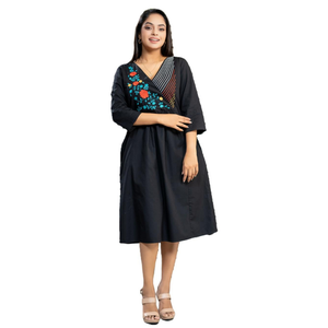 Elegante Vestido Corto Cruzado con Detalle de Bordado en la Parte Delantera, Ropa Casual para Mujer - Product Image 1