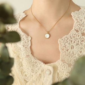 สร้อยคอแฟชั่นฤดูร้อนประดับเปลือกหอยสีขาวทรงกลมสำหรับผู้หญิง - Product Image 1