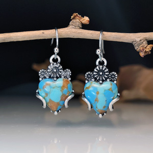 Pendientes Colgantes Vintage con Forma de Corazón Floral y Acento de Piedra Verde, Joyería Romántica para Mujer - Product Image 3