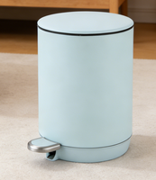 Poubelle à pédale robuste avec cadre en fer, coque extérieure en ABS lisse, finition gris-bleu thermolaquée ; poignée facile à soulever, seau intérieur amovible