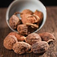 OEM Directe Levering Export Kwaliteit Bulk 100% Pure Amomum Tsaoko (Cao Guo) Gedroogd Fruit Chinees Kruid Zwarte Kardemom Natuurlijke Plant