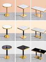 Table de salle à manger extérieure haut de gamme moderne sur mesure, carrée ou rectangulaire, en pierre frittée mate avec pieds en métal doré, idéale pour le café