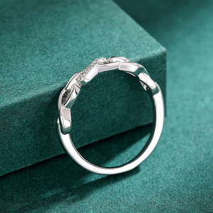 Anello a Catena Infinita, Design Geometrico Minimalista ed Elegante, Gioiello da Donna per Uso Quotidiano, Anello Statement - Product Image 6
