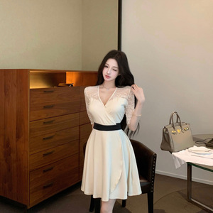 ชุดเดรสคอวีแต่งลูกไม้แบบพอดีตัว ความยาวปานกลาง สวมใส่ได้ทุกวันอย่างสง่างาม - Product Image 5