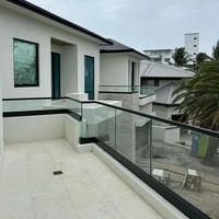 Garde-corps en verre à profil en U ultra-mince en aluminium d'inspiration nordique pour les lofts modernes
