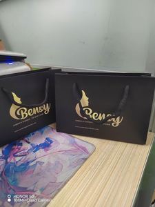 ออกแบบโลโก้ตามสั่ง ถุงของขวัญสุดหรูสำหรับเสื้อผ้า บรรจุภัณฑ์กระดาษแข็งสีขาว หูหิ้วริบบิ้น สีตามสั่ง - Product Image 4