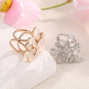 Bague en cristal en forme de fleur avec strass, bijoux pour femmes, à porter au quotidien - Product Image 1