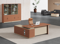 Bureau de direction classique en bois en forme de L avec armoire latérale, bibliothèque à portes vitrées et prise de câble pour bureau de directeur