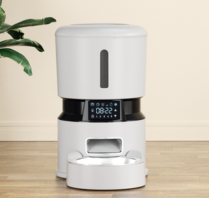 Gaby 4LSmart - Dispensador Automático de Comida para Mascotas, Temporizador, Acero Inoxidable, Plástico, Recargable, Portátil, Diseño Triangular, para Perros y Gatos, con Pantalla LCD - Product Image 2