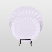Assiette ronde en mélamine personnalisable à bords festonnés, résistante aux hautes températures, pour projets d'hôtellerie et de restauration
