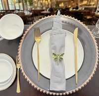 Assiettes de présentation de luxe en plastique doré perlé de 13 pouces pour mariage et fête, modernes, en acrylique transparent, durables, non toxiques, style européen, vente en gros