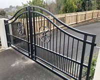 Normes australiennes Porte en fer forgé Clôture en acier Porte d'allée Villa Portes battantes Système de porte de clôture en métal pour la sécurité