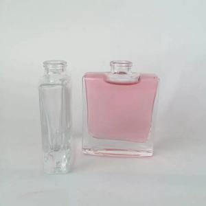 De fondo plano de viaje privado Tigre forma para botella de vidrio de perfume claro francés - Product Image 4