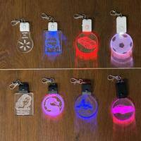 Base de porte-clés LED rechargeable de type plug-in avec câble USB, prête à être expédiée, idéale pour les cadeaux promotionnels et les événements