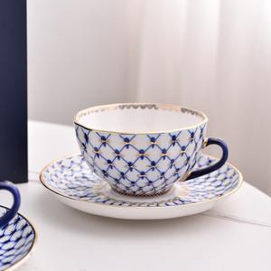 Taza de Té de Cerámica Imperial Delicada con Borde Dorado - Product Image 3