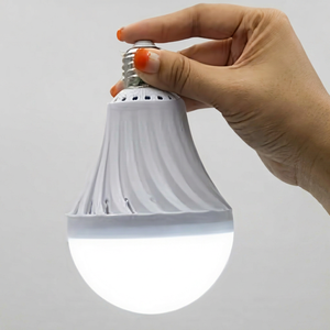 Bombilla LED de Emergencia de Alto Voltaje de 7W, Otras Bases, AC85V-265V, Material ABS+PP, Batería de Litio de 1200mA, Chips SMD 2835, 3000lm, 70mm - Product Image 1
