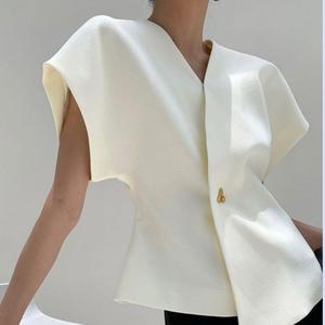 Chemisier décontracté pour femme à <span class=keywords><strong>col</strong></span> en <span class=keywords><strong>V</strong></span>, <span class=keywords><strong>blanc</strong></span>, à bouton unique, manches courtes, respirant, tissé uni, idéal printemps-automne - Product Image 1