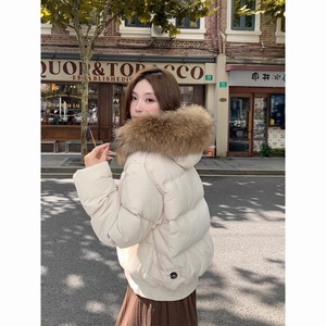 Blouson court matelassé oversize pour femme 2025, poches à rabat matelassées et fermeture boutonnée, chaleur hivernale de luxe discret |   Personnalisable - Product Image 2
