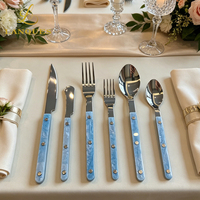 Couverts de luxe en acier inoxydable avec manche en acrylique blanc, couteau, fourchette et cuillère à effet coquillage pour la mise en place de tables de mariage et d'hôtel