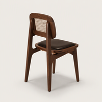 Chaise d'appoint en bois massif avec dossier en rotin canné et assise rembourrée noire, pieds coniques, cadre courbé, style moderne