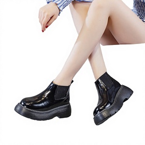Bottines Chelsea Signature Green Oxhide pour femme, talon épais, plateforme imperméable, idéales pour les journées urbaines pluvieuses et les trajets quotidiens. - Product Image 3