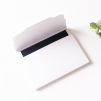 Invitations de luxe bleu marine faites à la main en velours avec estampage blanc, cartes en acrylique miroir argenté et enveloppes en feuille blanche