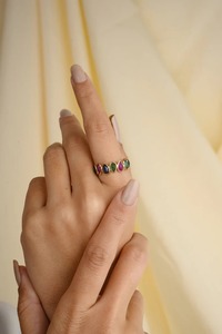 Bague en or jaune 18 carats avec émeraude, rubis et saphir taille poire |   13 pierres |   Prix de gros pour bijoux fins multi-pierres précieuses de 6,49 carats - Product Image 5