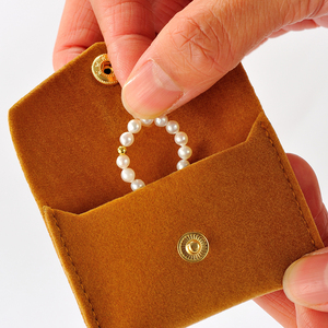 GLAMPKG New Arrival Custom Jewelry Container Unique Design Long Velvet Envelope Gold Metal Button Bag with Logo Packaging Pouch - Product Image 4