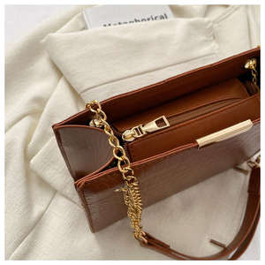 Borsa Tote con Grafica a Lettere alla Moda, Borsa a Tracolla di Lusso, Design Elegante, Grande Borsa Rossa da Donna - Product Image 5