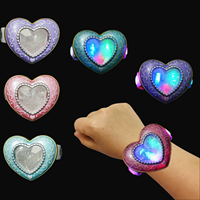 Bracelet lumineux en plastique en forme de cœur pour la Saint-Valentin, accessoire LED en gros, cadeaux de la Saint-Valentin pour couple