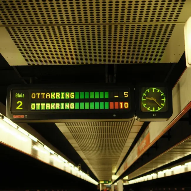 Metro demiryolu otobüs durağı istasyonu Led bilgi panosu işareti P6 P8 P10 Passenger yolcu kılavuzu kurulu rota rehberlik kurulu Led ekran